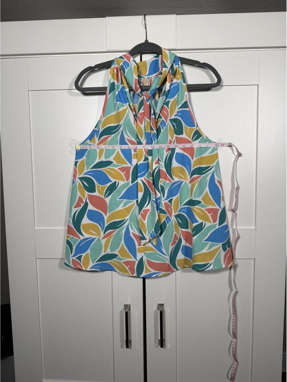2 Hearts Women's Abstract Leaf Tie Neck Sleeveless Blouse, Size Medium